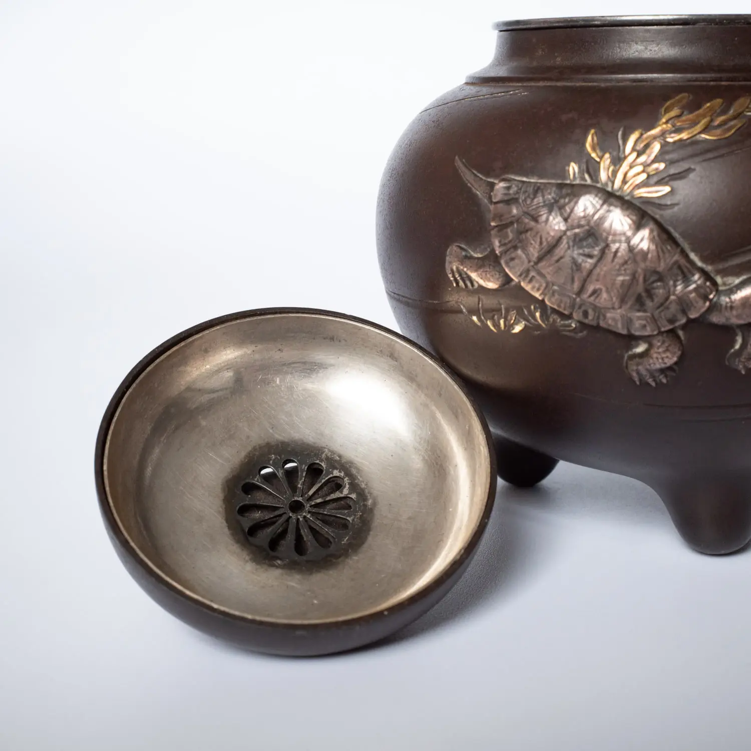 Fine Antique Japanese Silver and Gold Inlay Koro by Tozan Katsunobu. Meiji Period