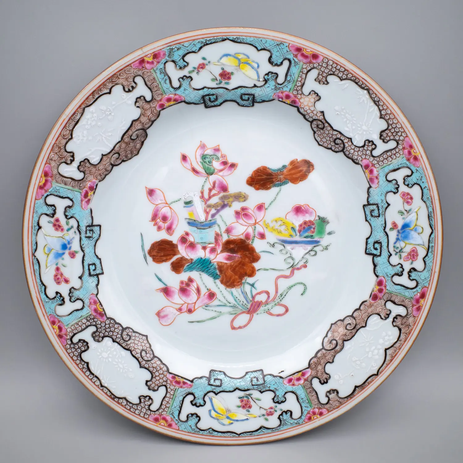 Antique Chinese Famille Rose Porcelain Dish. Yongzheng or Early Qianlong, 18th century
