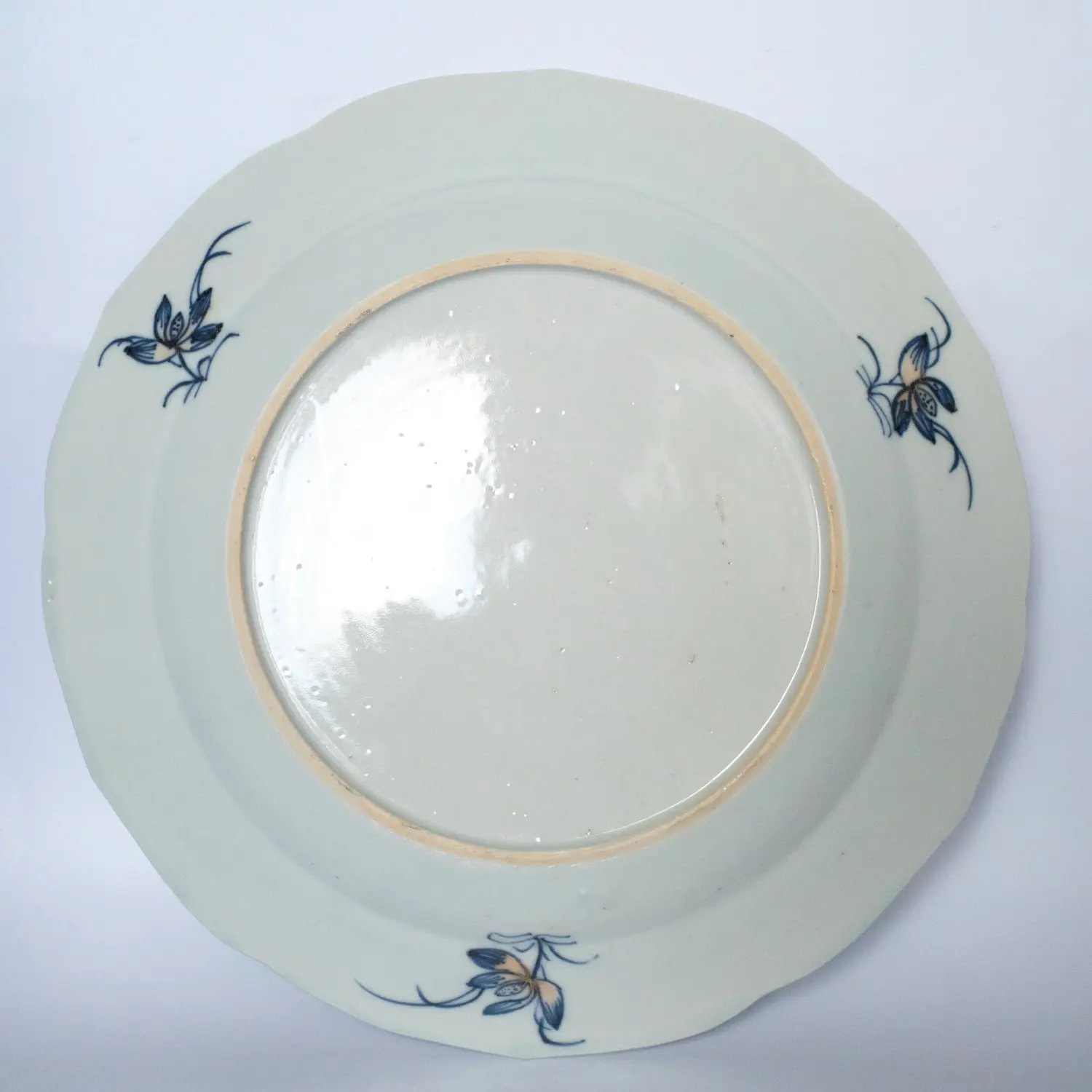 Chinese Antique Famille Rose Export Porcelain Dish. 18th Century, Qianlong Period