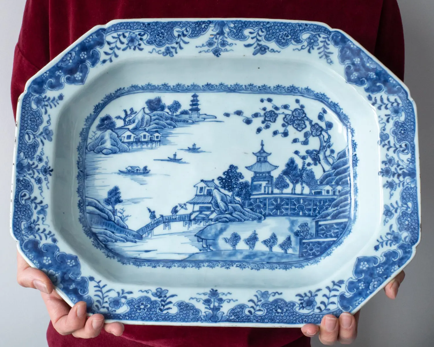 Antique Chinese Blue and White Export Porcelain Tureen Stand. 18th Century, Qianlong Period