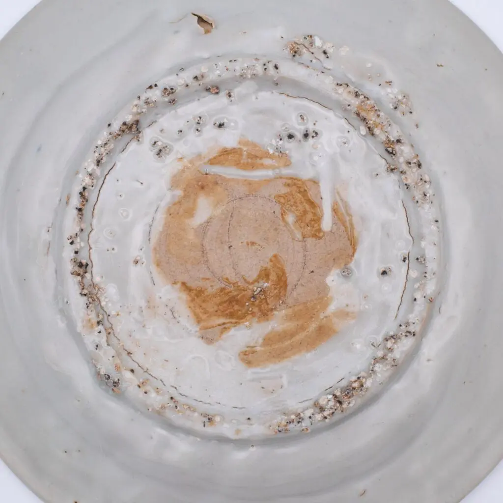 Blue and white Swatow dish with typical 'messy' base with remnants of kiln grit, c. Wanli period, late 16th-early 17th century.