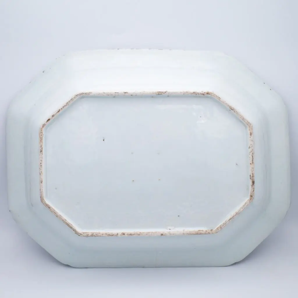 Qianlong period blue and white decorated large tureen stand, 18th century.