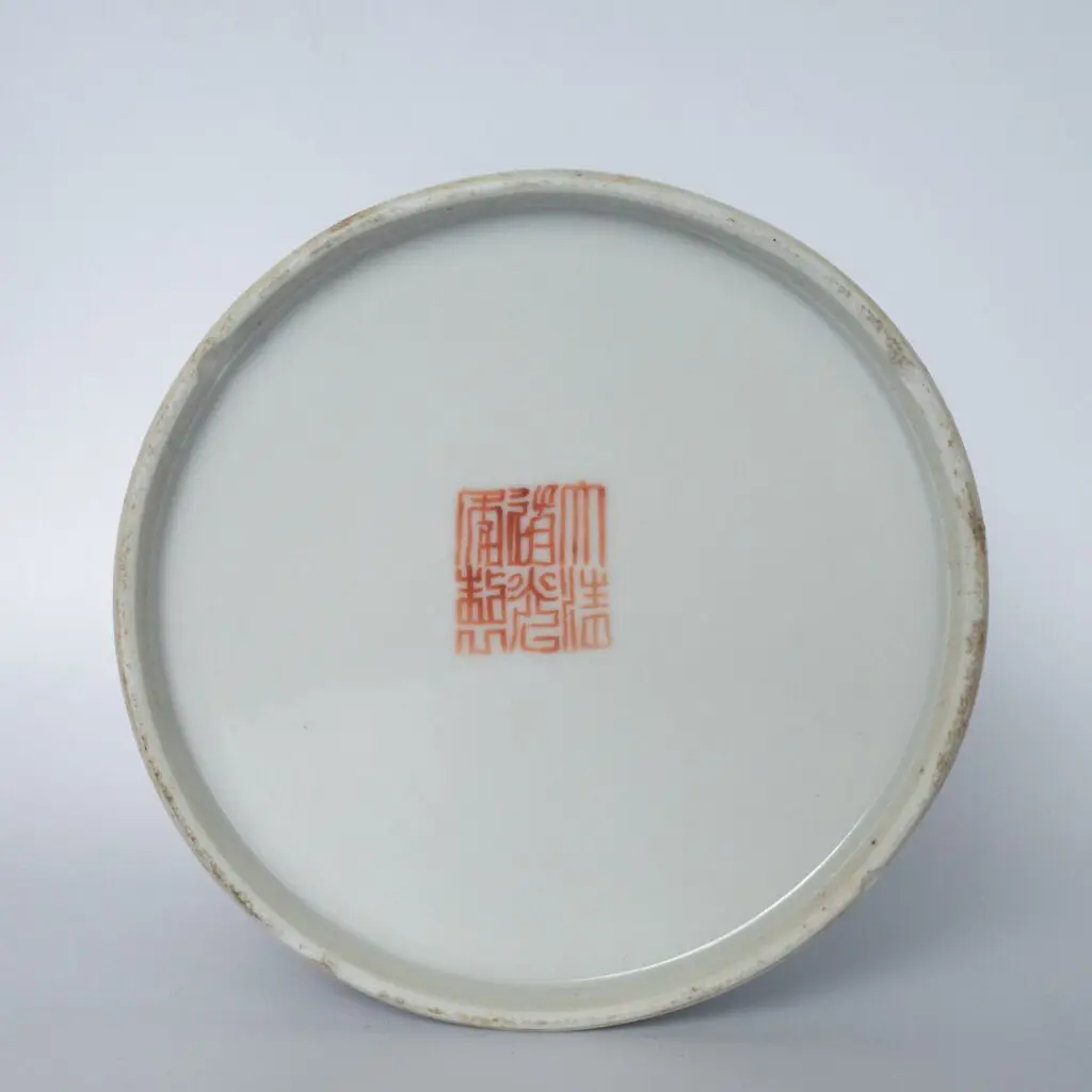 Famille rose 'Wu Shuang Pu' decorated round covered pot with six-character Daoguang seal mark, early 19th century.