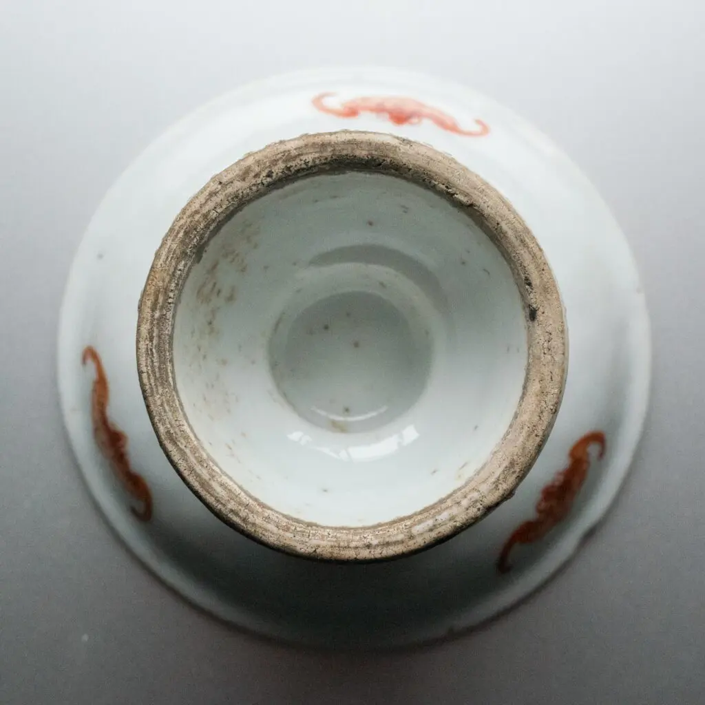 Famille rose decorated pedestal dish with bats, second half of the 19th century.