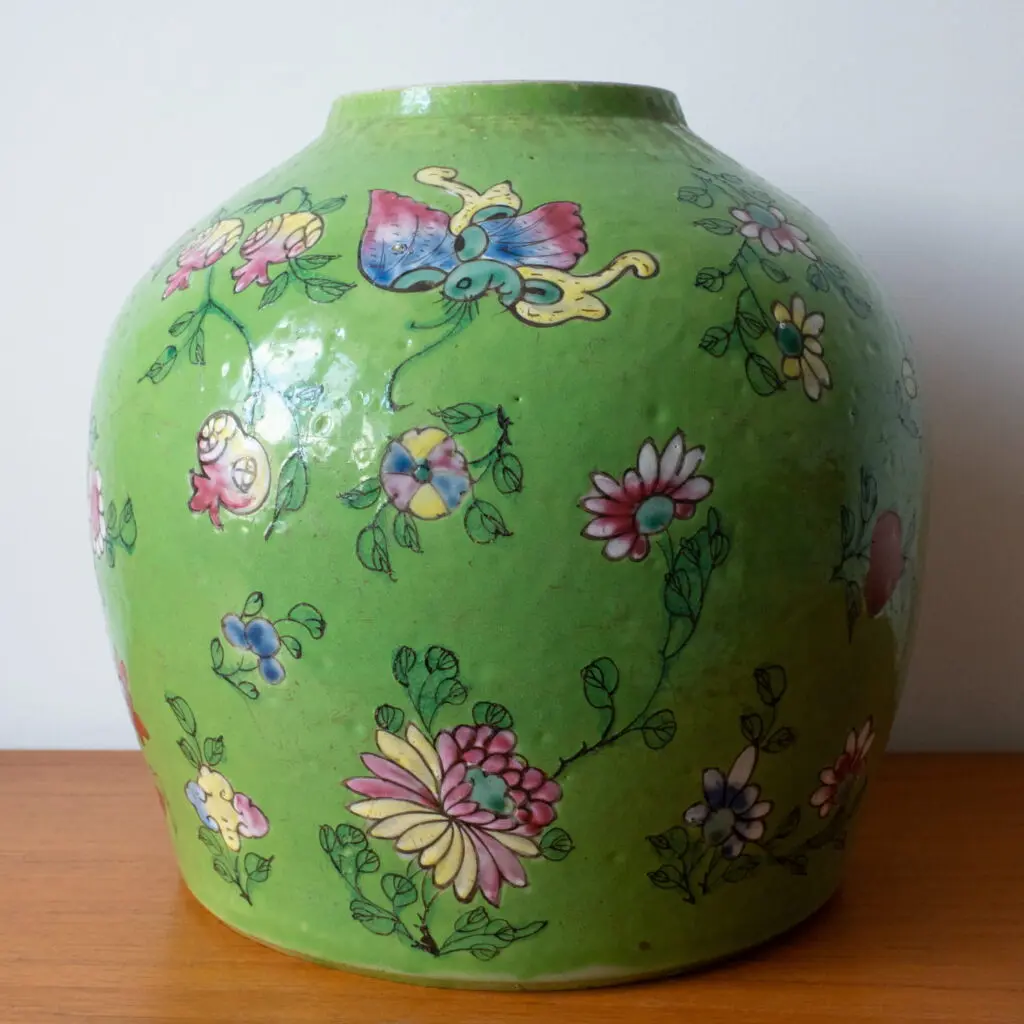 Chinese Antique Green Ground Famille Rose Porcelain Jar 19th Century Qing
