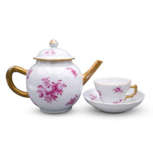 Chinese Qianlong Period Puce Camaieu Decorated Export Porcelain Teapot with Cup and Saucer. 18th century