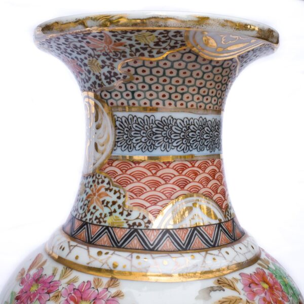Large Antique Japanese Kutani Porcelain Vase With a Figural Scene. Early 20th century