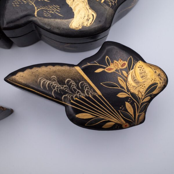 Antique Japanese Gilt Urushi Lacquer Peach-Shaped Sewing Box With Internal Compartments. Edo Period