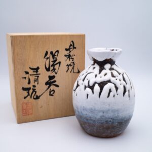 Fine Japanese Oni-Hagi Glazed Tokkuri Hagi Ware Sake Bottle by Seigan Yamane