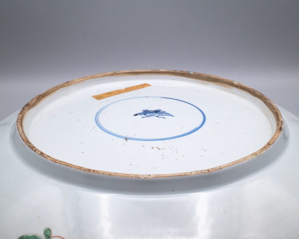 Early Kangxi period wucai decorated charger with underglaze blue artemisia leaf mark inside a double circle, late 17th-early 18th century.