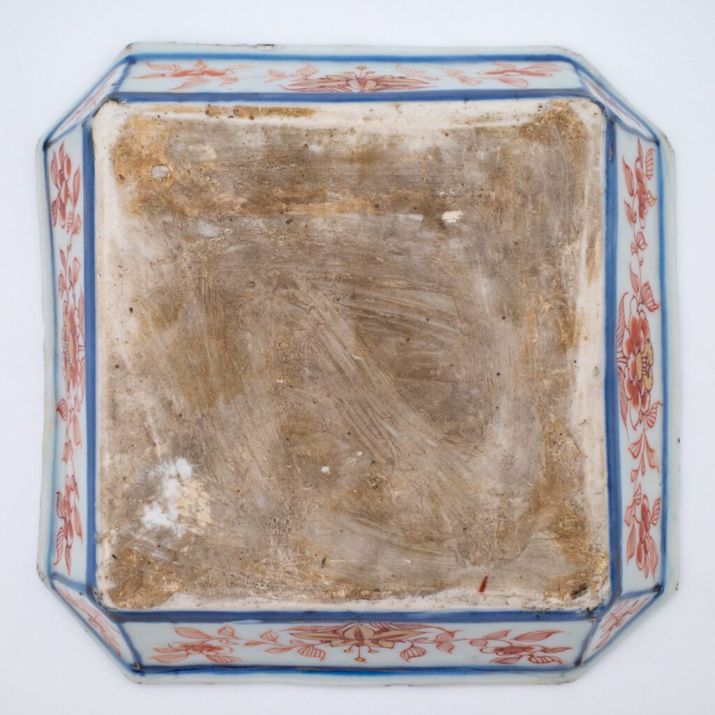 Kangxi period Imari decorated octagonal teapot stand, early 18th century.