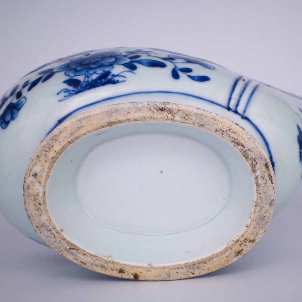 Qianlong period blue and white porcelain gravy boat based on European form, 18th century.