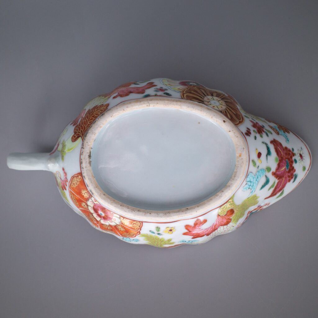 Famille rose decorated Qianlong period pseudo-tobacco leaf pattern gravy/sauce boat, 18th century.