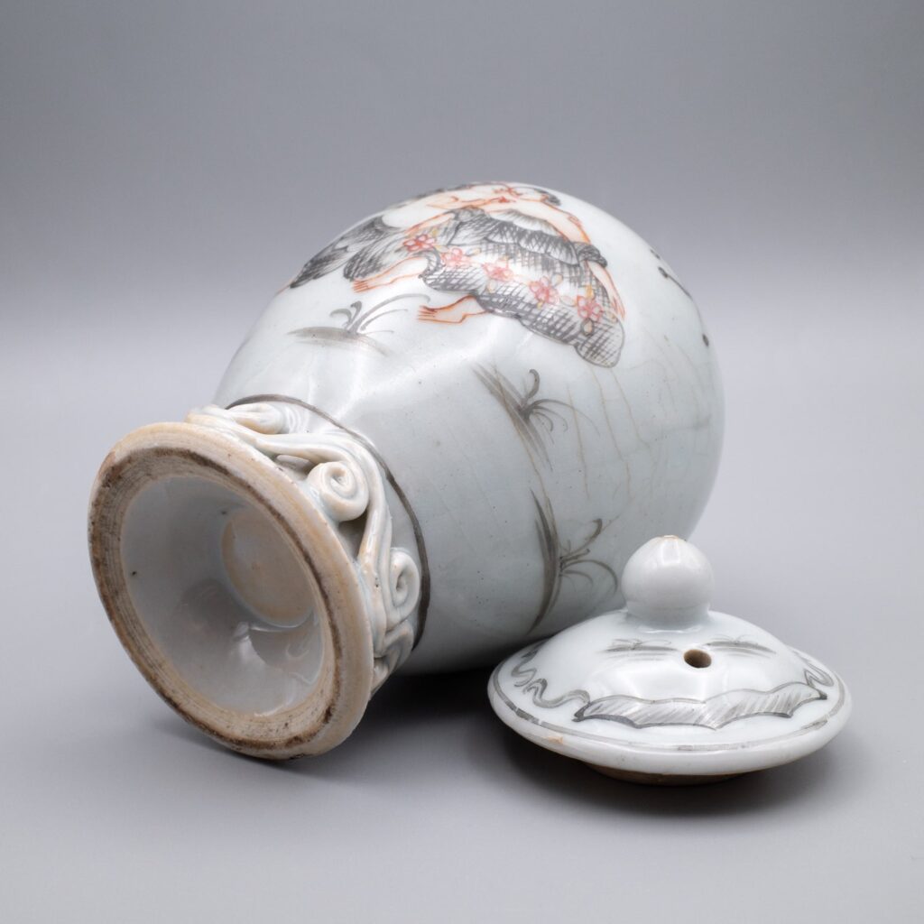 Qianlong period 'en grisaille' decorated porcelain tea caddy, 18th century.