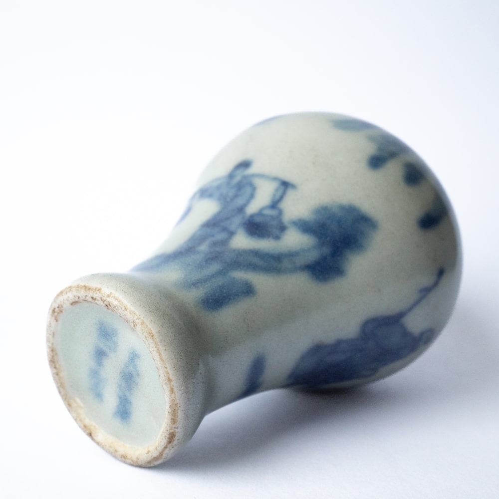 Antique Chinese Blue and White Porcelain Snuff Bottle With Kangxi Mark. Qing Dynasty