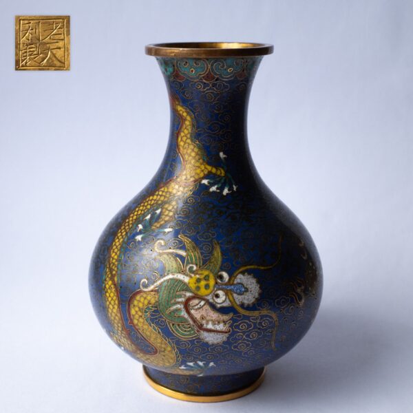 Antique Chinese Cloisonne Enamelled Dragon Vase by Lao Tian Li. Early 20th century