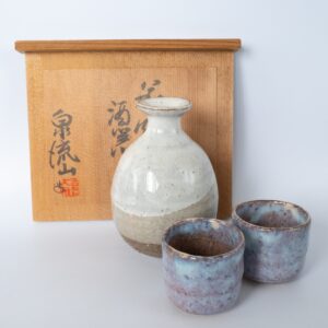 Fine Japanese Hagi Ware Sake Set by Senryuzan Kiln. Tokkuri and Two Ochoko