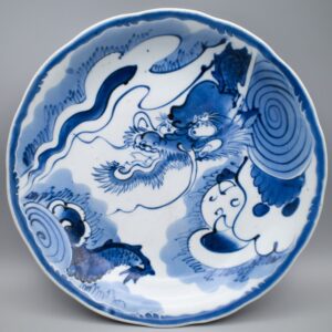 Large Antique Japanese Edo Period Imari Porcelain Dish With a Dragon. 19th Century