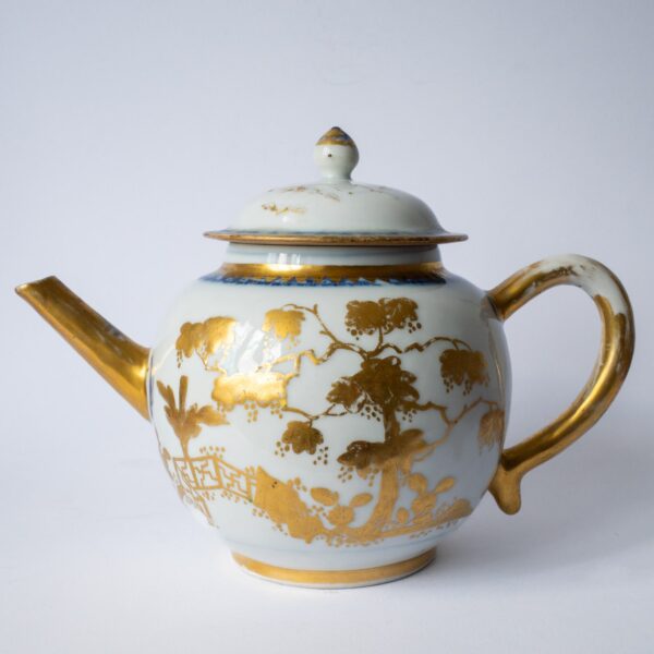 Antique Chinese Porcelain Teapot With Bianco Sopra Bianco and Gilt Decoration. 18th Century