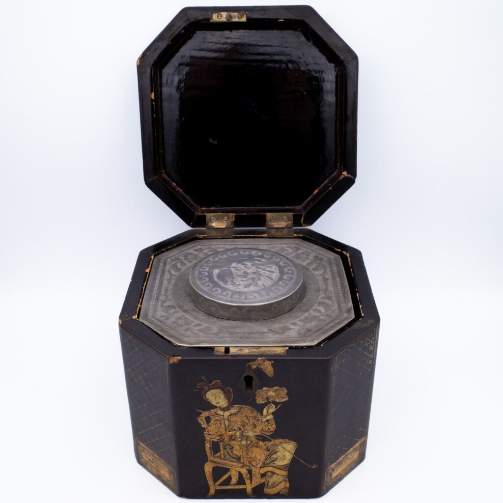 Chinese Antique 19th C Qing Octagonal Gilt Lacquered Tea Caddy With Pewter Liner
